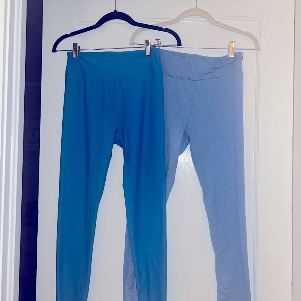 Womens 2 pairs of LuLaRue blue leggings one size